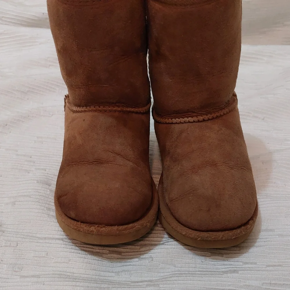 UGG Kids Short Shearling Lined Boots - Chestnut Brown Size 12